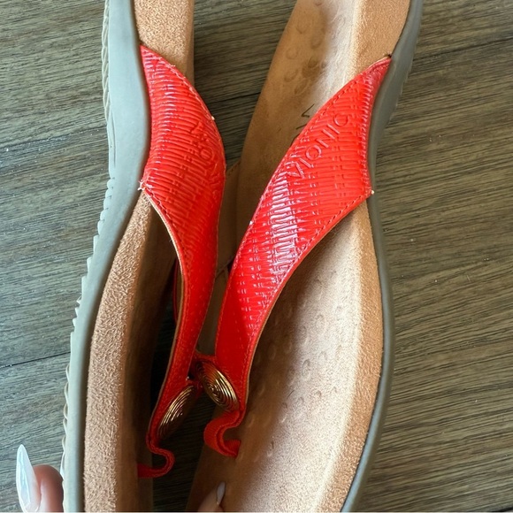 Red Vionic flip flops - Picture 3 of 6